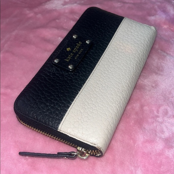 Kate Spade Storybook Lining Black and Cream Pebbled Leather Zip Around Wallet - Picture 2 of 12